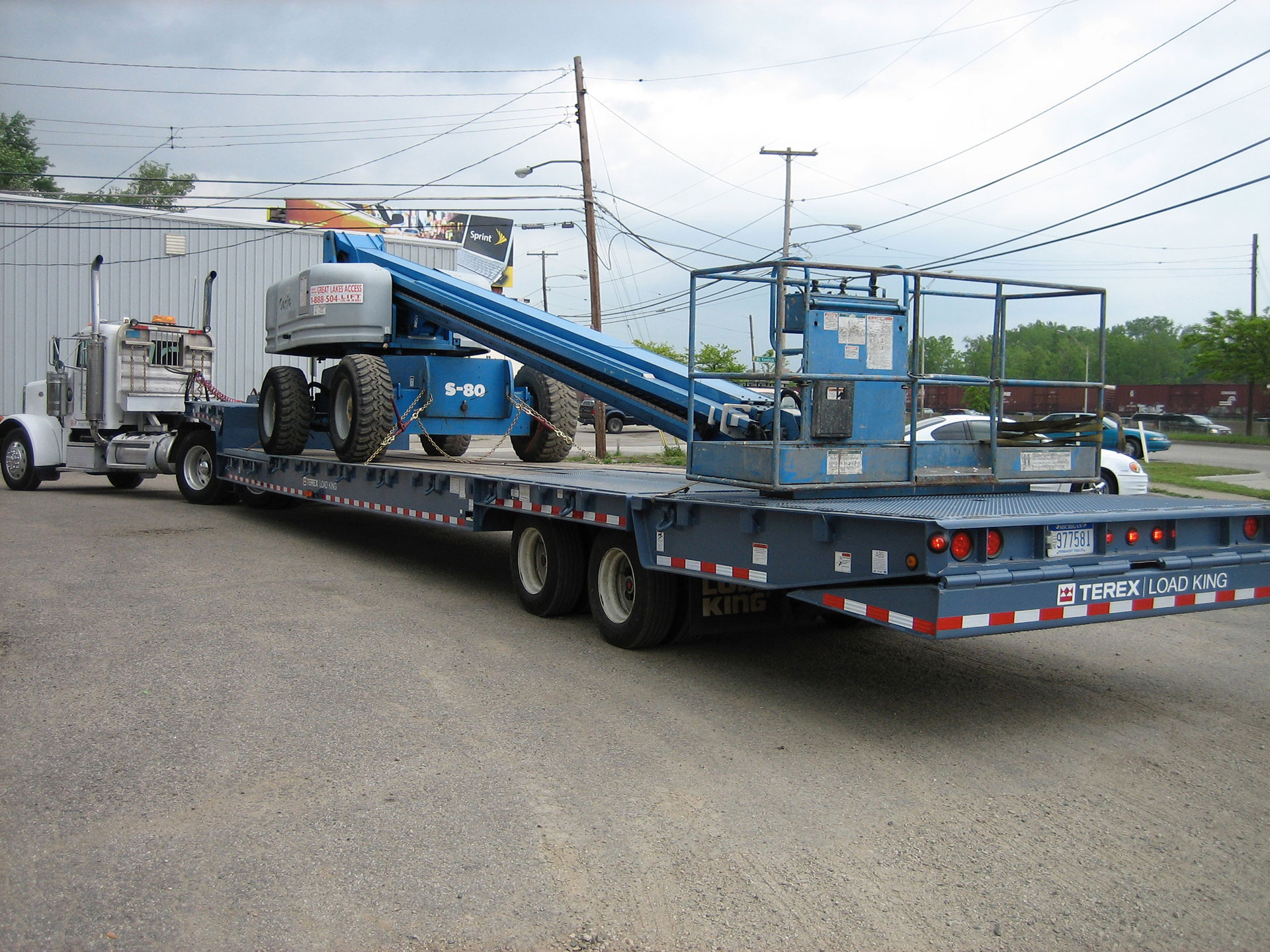 Boom lift on trailer
